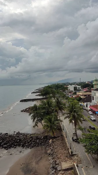 Panorámás Kilátás Nyílik Tengerparton Trópusi Homokos Strand Körül Pálmafák Mellett — Stock Fotó