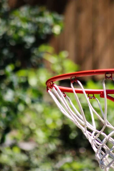 Vertikální Detailní Záběr Basketbalového Koše Rozmazaném Pozadí — Stock fotografie