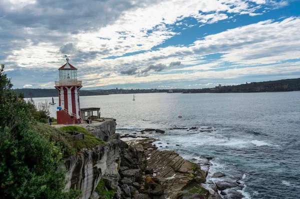 Una Vista Panoramica Vecchio Faro Rosso Bianco Contro Mare Blu — Foto Stock