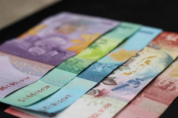 Eine Nahaufnahme Indonesischer Rupiah Auf Schwarzem Hintergrund — Stockfoto