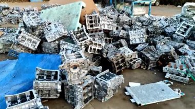 Bir araba motoru hurdasının 4K görüntüsü.