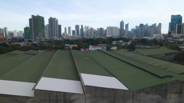 Een Luchtfoto Door Gebouwen Die Moderne Wolkenkrabbers Onthullen Makati Filipijnen — Stockvideo
