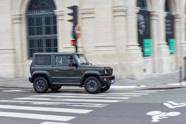 Şehirdeki modern yeşil off-road arabası. Suzuki Jimny Sierra