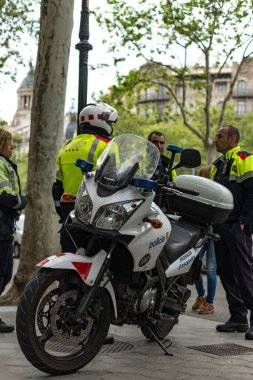 Caddeye park etmiş büyük bir polis motosikleti. Suzuki V-Storm
