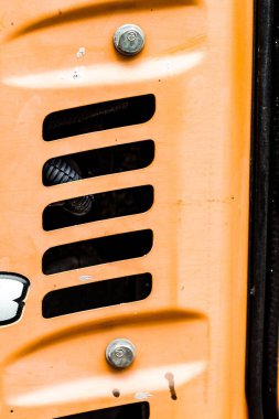 Turuncu renkli araç kapağı kapağının dikey görüntüsü.