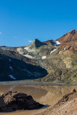 Alaska 'daki Katmai Ulusal Parkı' nda on bin sigaralık ünlü vadi.      