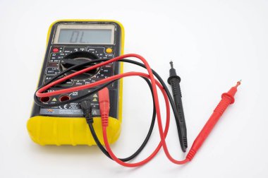 Şimdiki ölçüm cihazı test edicisi. Sarı çoklu metre beyaz arkaplan