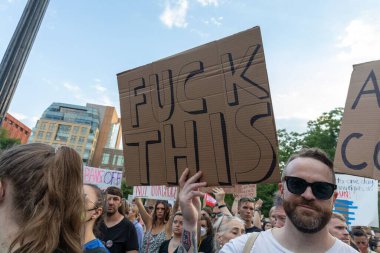 Bir grup protestocu, Anayasa Mahkemesi 'nin Roe-Wade davasını geri çekmesi üzerine ellerinde karton levhalar tutuyorlar.