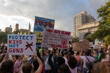Bir grup protestocu, Anayasa Mahkemesi 'nin Roe-Wade davasını geri çekmesi üzerine ellerinde karton levhalar tutuyorlar.