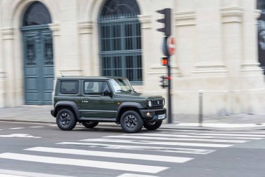 Şehirdeki modern yeşil off-road arabası. Suzuki Jimny Sierra
