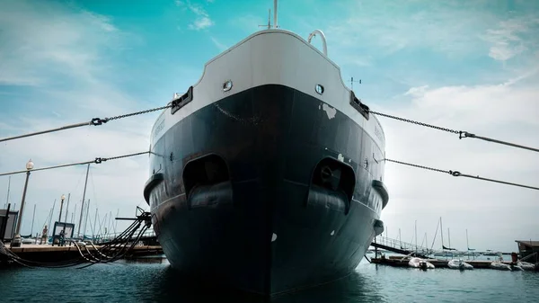 Alacsony Szögű Felvétel Egy Horgonyzó Hajó Elülső Részéről Kikötőben — Stock Fotó