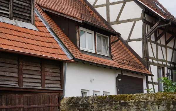 Zdjęcia Bliska Starych Domów Brązowymi Dachami — Zdjęcie stockowe