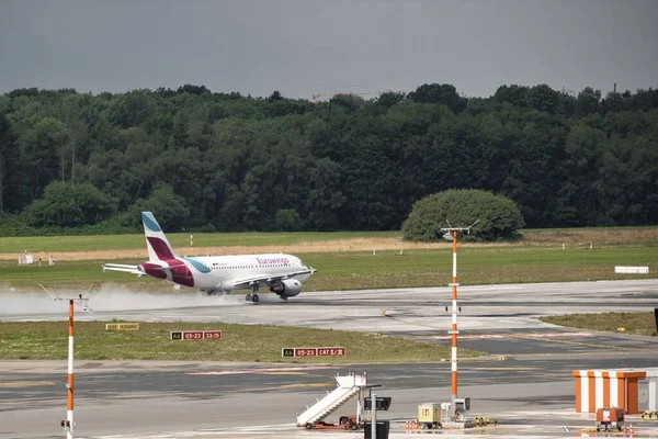 Aviões Taxando Pousando Aeroporto Internacional Hamburgo — Fotografia de Stock