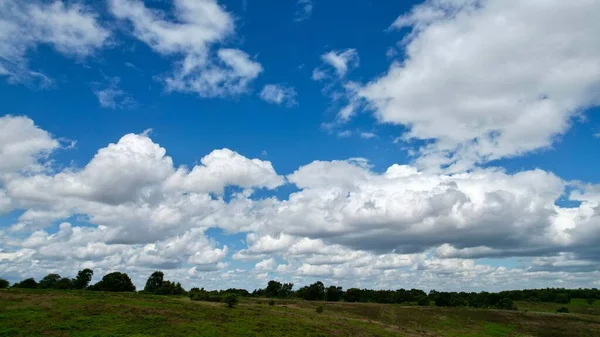 Jasnoniebieskie Niebo Puszystymi Białymi Chmurami Nad Polem — Zdjęcie stockowe