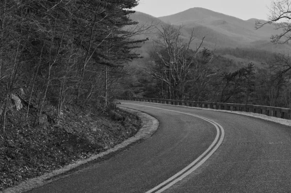 Uno Scatto Scala Grigi Una Tortuosa Strada Asfaltata Attraverso Montagne — Foto Stock