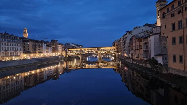 フィレンツェ イタリアの曇り空の下でポンテ ヴェッキオ橋の美しい景色 — ストック写真