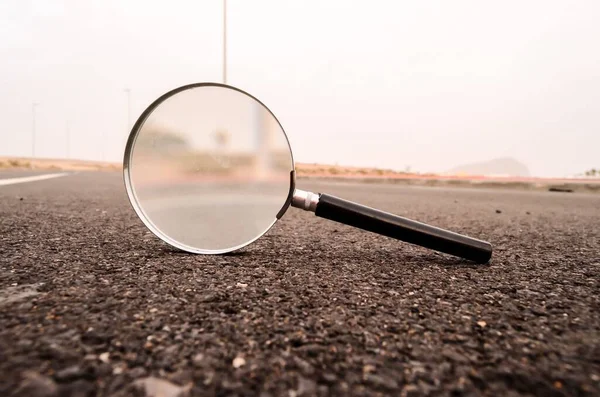 Reisekonzept Vergrößert Glaslupe Auf Der Asphaltstraße — Stockfoto