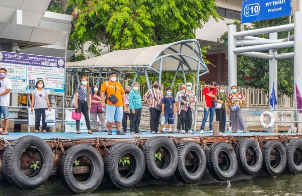 Some Thai People Waiting Ferry Pier Chao Phraya River Bangkok — Stock Photo, Image