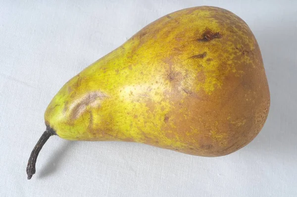 Sangat Ripe Healthy Pear White Background — Stok Foto