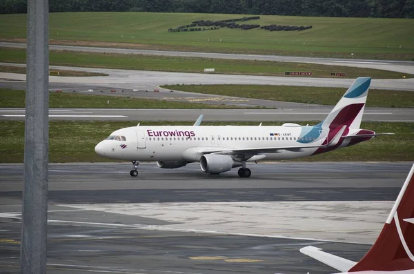 Aviões Taxando Pousando Aeroporto Internacional Hamburgo — Fotografia de Stock