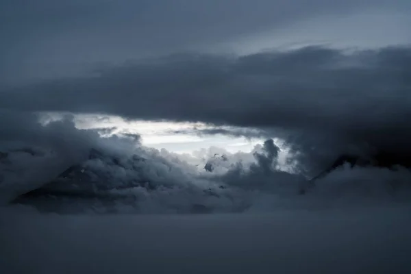Lagen Het Donkere Stormachtige Wolkenlandschap — Stockfoto