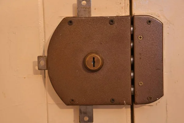 Çelik Cıvatalı Eski Kapı Kilidi Yüksek Güvenlik Güvenliği — Stok fotoğraf