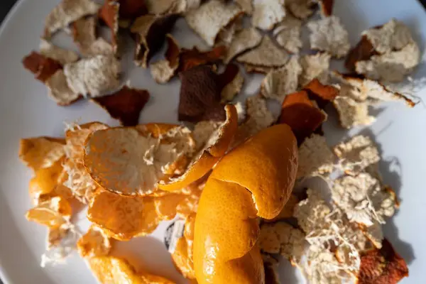 Eine Draufsicht Auf Halb Getrocknete Mandarinenschalen Auf Einem Weißen Teller — Stockfoto