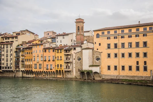 Tiro Edifícios Residenciais Com Rio Dia Ensolarado Florença Toscana Itália — Fotografia de Stock