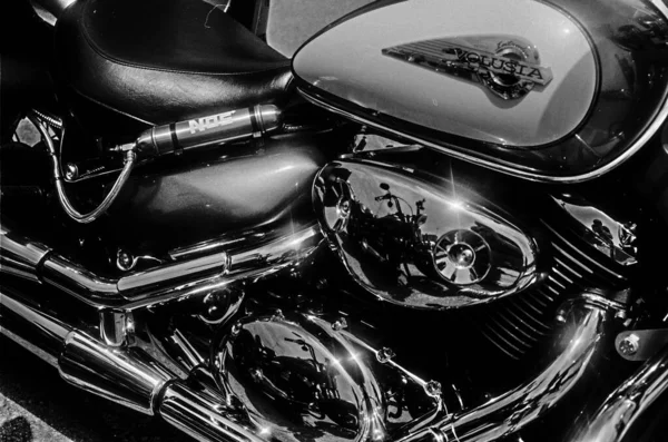 Detalj Klassisk Motorcykel Parkerad Gatan Suzuki Inkräktare Motor — Stockfoto