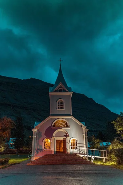 Nízkoúhlý Záběr Kostel Seydisfjordur Špinavé Noci Horou Pozadí — Stock fotografie
