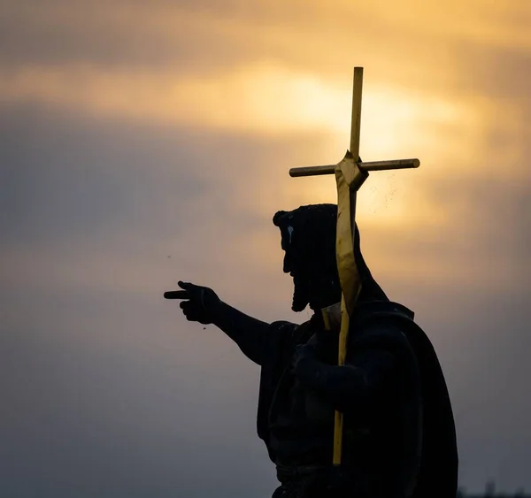 Silhuetten Jesus Kristus Staty Som Håller Ett Kors Mot Solnedgången — Stockfoto