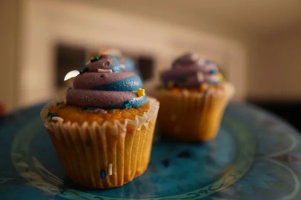 Par Cupcakes Prato Azul — Fotografia de Stock