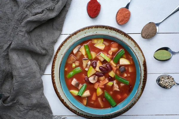 Close Uma Deliciosa Sopa Tomate Com Colheres Especiarias Uma Mesa — Fotografia de Stock