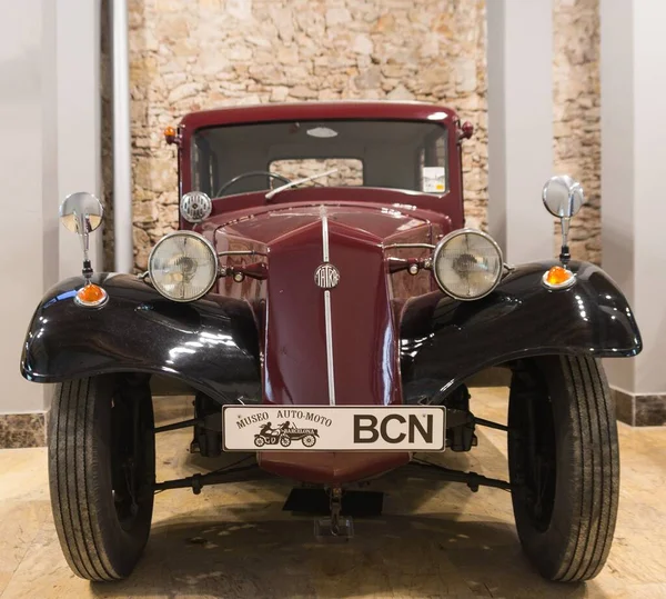 Auto Sovietica Storica Parcheggiata Nel Museo Bicolore Rosso Nero Tatra — Foto Stock