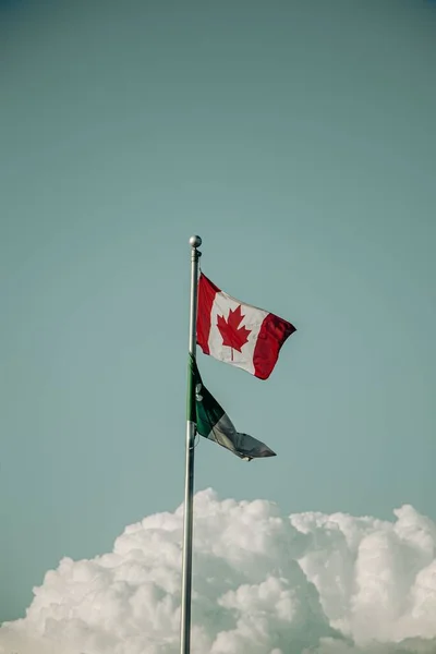 Tiro Vertical Bandeira Canadense Acenando Contra Céu — Fotografia de Stock