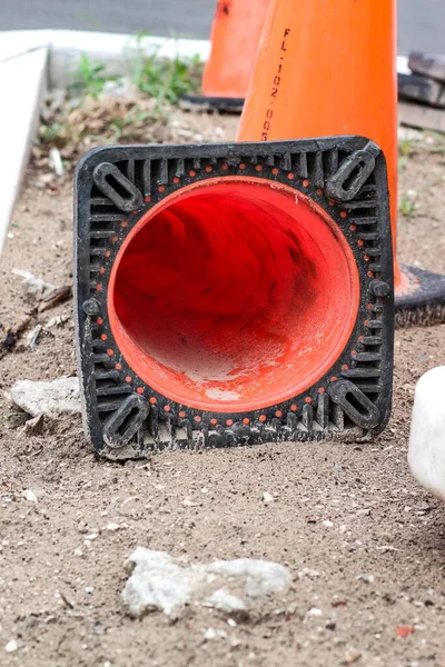 Vertikale Aufnahme Von Drei Orangefarbenen Verkehrssicherheitskegeln Von Denen Einer Auf — Stockfoto