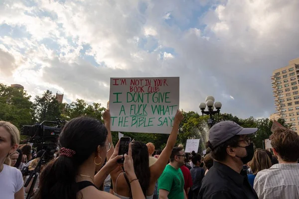 Una Multitud Manifestantes Sosteniendo Pancartas Manifestación Después Que Corte Suprema — Foto de Stock