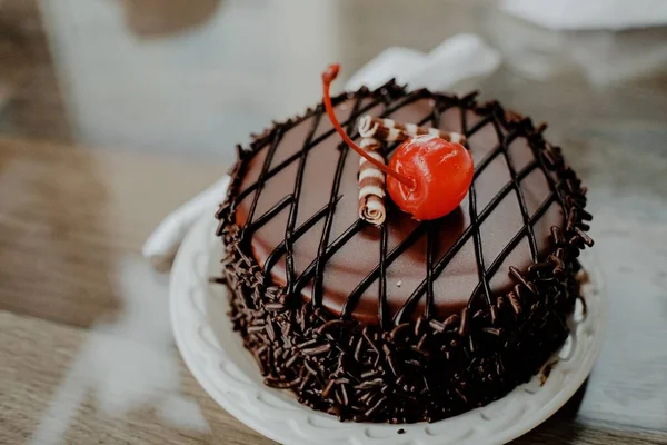 Tiro Close Uma Pequena Massa Chocolate Com Uma Cereja — Fotografia de Stock