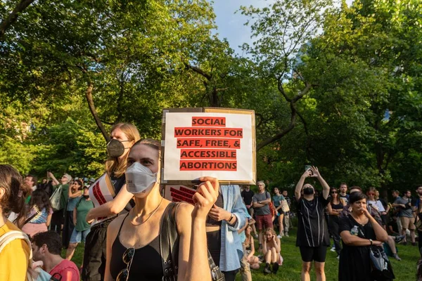 Een Menigte Demonstranten Die Demonstratieborden Vasthielden Nadat Het Hooggerechtshof Roe — Stockfoto