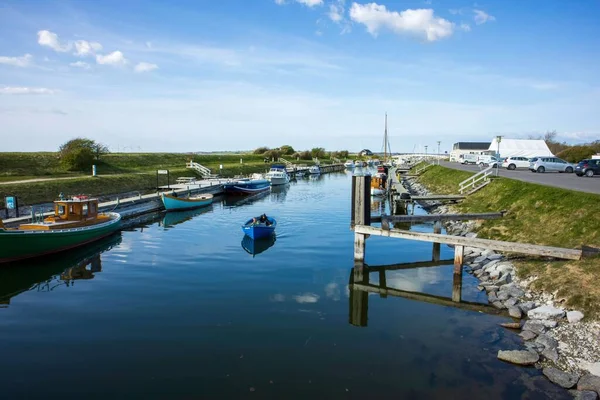 デンマークのロジスターにあるフレデリク7世運河に係留されているボートの種類 — ストック写真