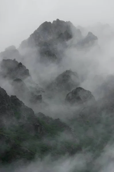 Een Verticaal Schot Van Wankele Bergtoppen Bedekt Met Mist — Stockfoto