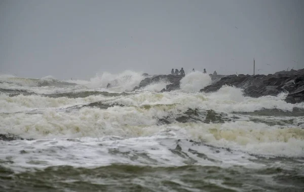 Het Uitzicht Van Oceaan Golven Raken Rotsachtige Kust Bij Stormachtig — Stockfoto