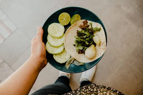 Eine Draufsicht Auf Eine Hand Die Einen Teller Mit Taco — Stockfoto