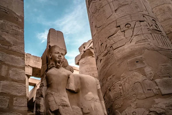 埃及卢克索神殿的柱子上的法老雕塑和古埃及人画 这些雕像和画都是献给阿穆恩的 阿穆恩是穆特的妻子 — 图库照片