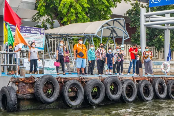 Some Thai People Waiting Ferry Pier Chao Phraya River Bangkok — Stock Photo, Image