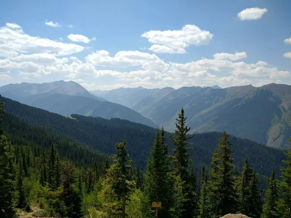 Eine Wunderschöne Hochgebirgslandschaft Mit Grünem Kiefernwald Unter Blauem Bewölkten Himmel — Stockfoto