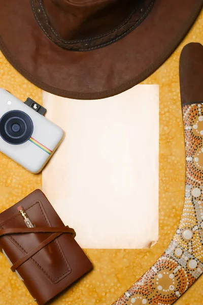 Uma Vista Superior Passaporte Americano Câmera Polaroid Fundo Amarelo Com — Fotografia de Stock