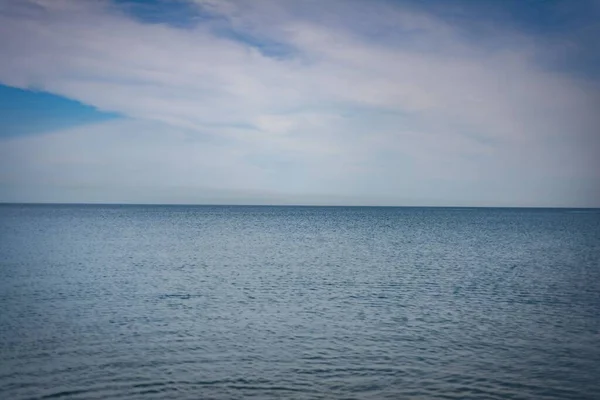 Bulutlu Bir Gökyüzünün Altında Güzel Bir Deniz Manzarası — Stok fotoğraf
