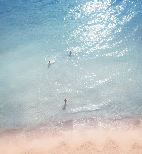 Topputsikt Över Turister Som Badar Stranden Sommaren — Stockfoto