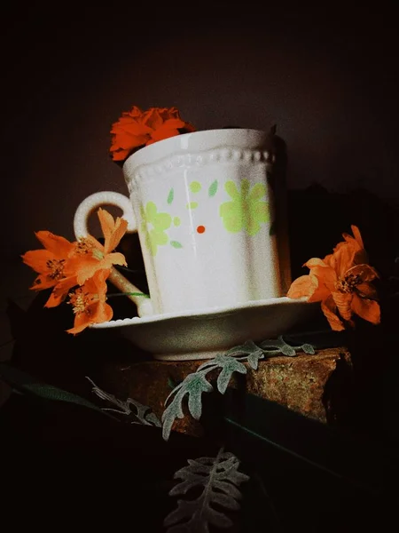 Eine Vertikale Aufnahme Einer Vintage Teetasse Mit Einem Mit Frischen — Stockfoto